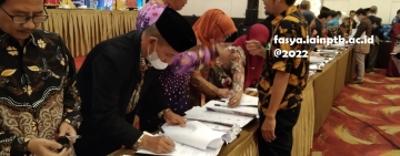 Hadiri Lokakarya Penyelarasan Kurikulum dan Implementasi MBKM Fakultas Syariah dan Hukum PTKIN di Kendari; Dekan Fakultas Syariah Tandatangani Kerjasama MBKM di Kendari bersama 46 PTKIN se-Indonesia.