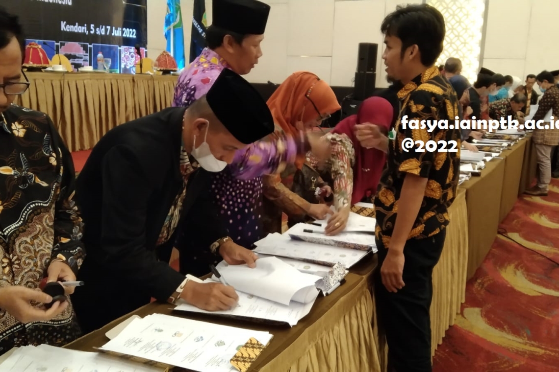 Hadiri Lokakarya Penyelarasan Kurikulum dan Implementasi MBKM Fakultas Syariah dan Hukum PTKIN di Kendari; Dekan Fakultas Syariah Tandatangani Kerjasama MBKM di Kendari bersama 46 PTKIN se-Indonesia.