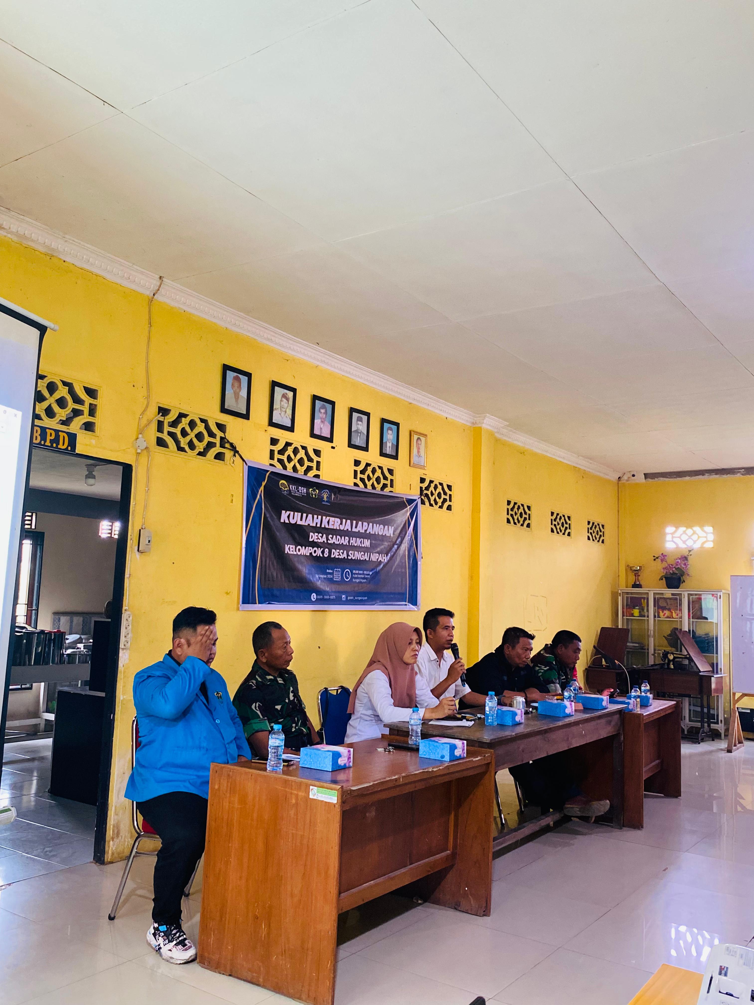 DILIPUTI SUASANA ANTUSIAS DAN SEMANGAT; KELOMPOK 8 KKL-DSH LAKSANAKAN PEMBUKAAN PROGRAM DI DESA SUNGAI NIPAH MEMPAWAH