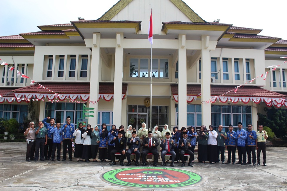 Pengalaman Berharga; 2 Mahasiswa Fakultas Syariah IAIN Pontianak jadi Pengibar Bendera saat Upacara 17 Agustus di Pengadilan Agama Sanggau