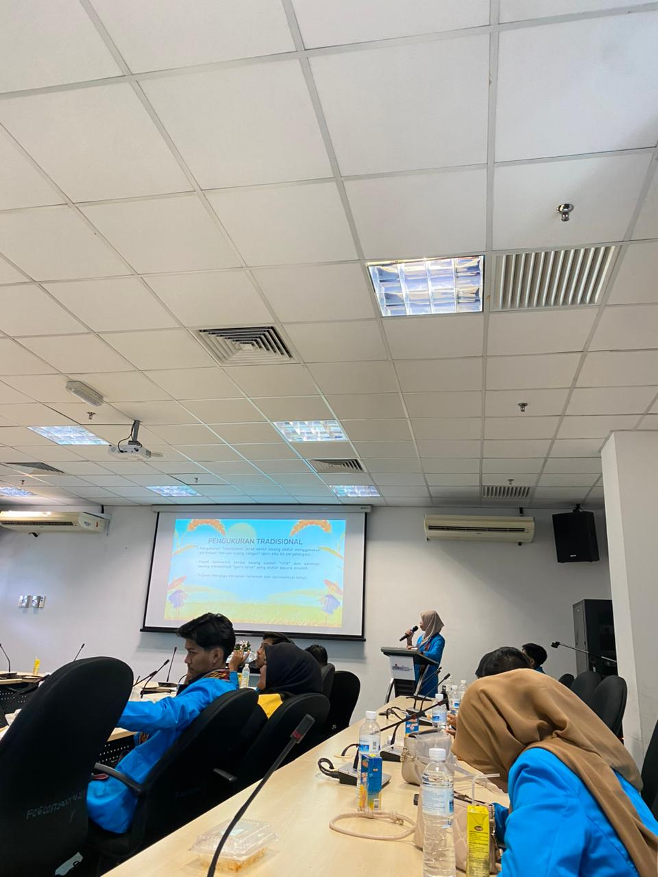 Perkenalkan Tradisi Nugal; Dua Mahasiswa Fakultas Syariah IAIN Pontianak Tegaskan Eksistensi Gotong Royong Menanam Padi Pada Suku Dayak Sebaruk di Unimas Malaysia