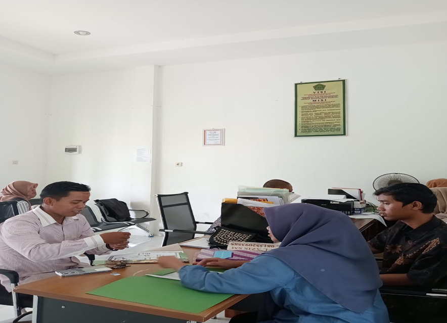 Mahasiswa Magang Fakultas Syariah IAIN Pontianak di KUA Sungai Kakap Jalankan Office Pelayanan
