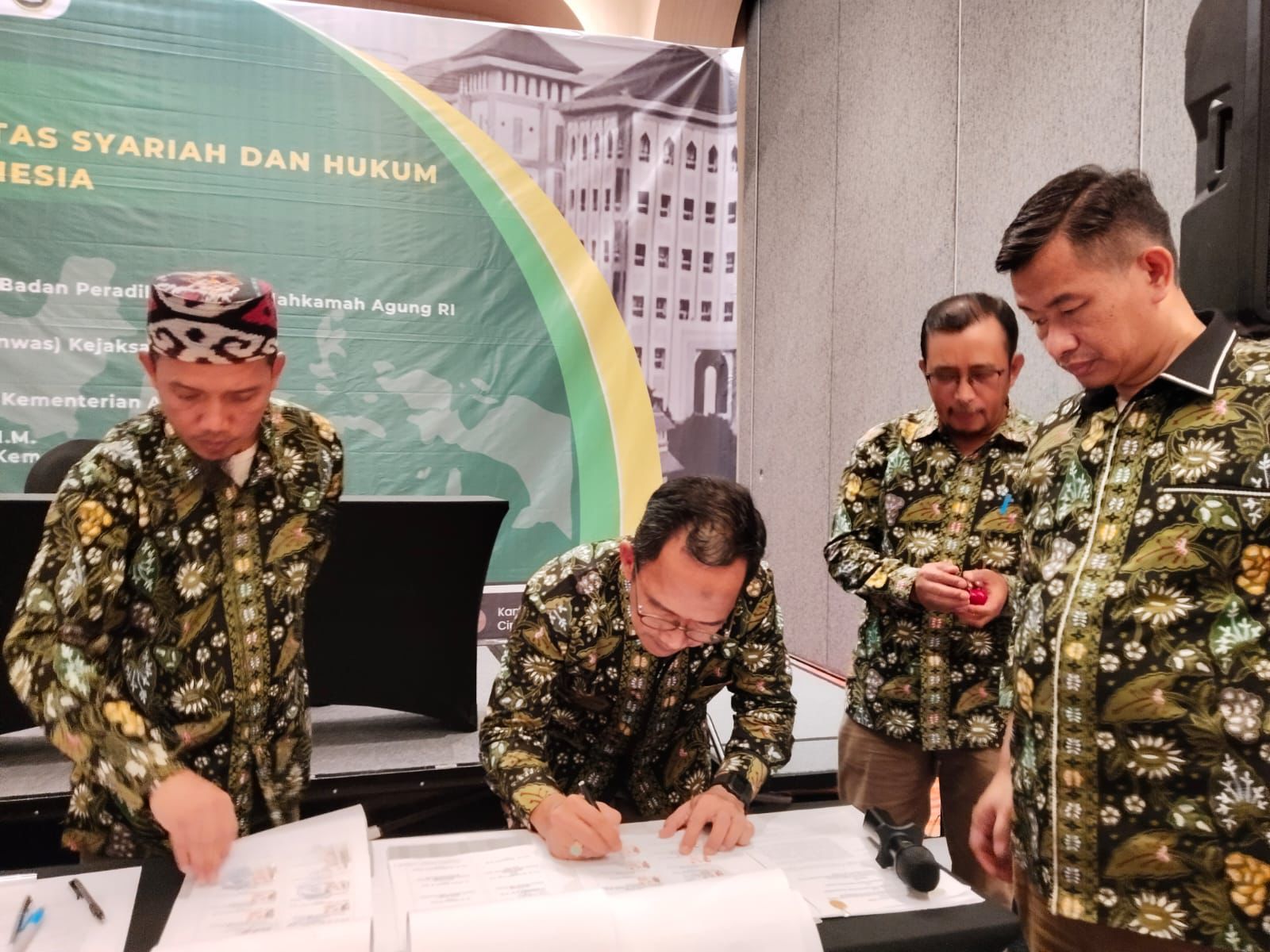 Forum Dekan Fakultas Syariah Menandatangani Perjanjian Kerja Sama dengan Dirjen Badilag MA